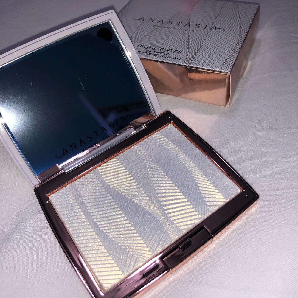 Anastasia Beverly Hills Iced Out Highlighter - Picture 4 of 12